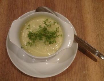 Karfiolsuppe mit Kresse Karfiolsuppe mit Kresse