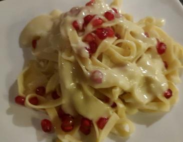 Pasta mit Käsesauce und Granatapfelkernen Pasta mit Käsesauce und Granatapfelkernen