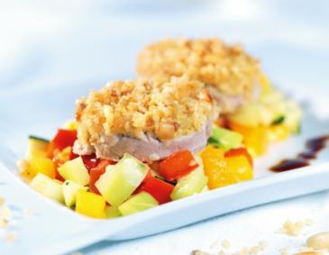 Medaillons vom Schweinsfilet mit Pinienkernkruste auf Gemüse