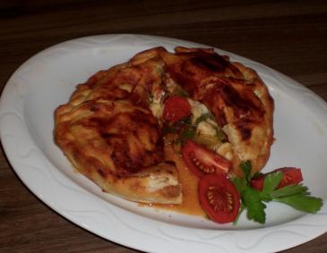 Calzone mit Gemüse und Mozzarella Calzone mit Gemüse und Mozzarella