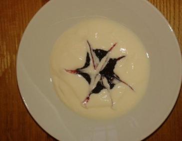 Joghurtcreme mit Amarenakirschensaft Joghurtcreme mit Amarenakirschensaft