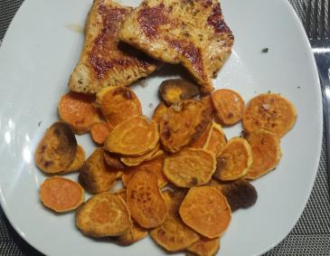 Schweinsmedaillons mit Süßkartoffelchips Schweinsmedaillons mit Süßkartoffelchips