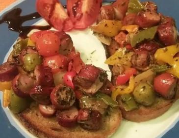 Mediterranes Gemüse mit Würstel auf Brot Mediterranes Gemüse mit Würstel auf Brot