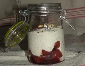 Amarenabecher mit Cashewnüssen Amarenabecher mit Cashewnüssen