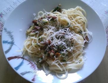 Spaghetti mit getrockneten Tomaten und Zucchini Spaghetti mit getrockneten Tomaten und Zucchini