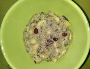 Porridge mit Bananen und Granatapfel Porridge mit Bananen und Granatapfel