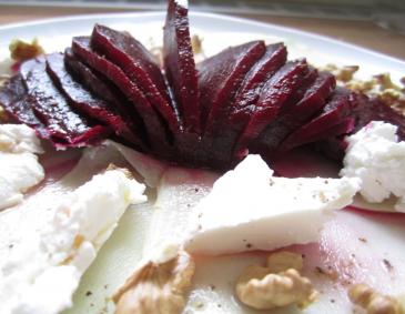 Kohlrabicarpaccio mit Roten Rüben und Ziegenkäse Kohlrabicarpaccio mit Roten Rüben und Ziegenkäse
