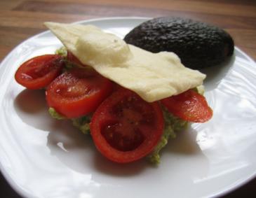Flammkuchen mit Avocado und Tomate Flammkuchen mit Avocado und Tomate