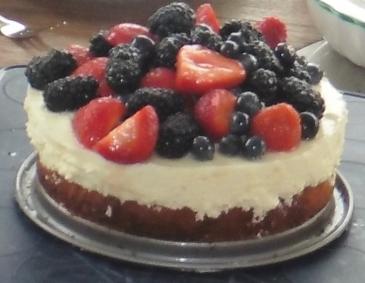 Joghurt-Obers-Torte mit Früchten Joghurt-Obers-Torte mit Früchten