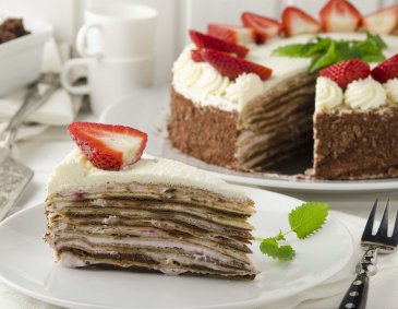 Palatschinken-Erdbeer-Torte mit Mokkacreme