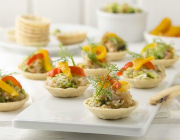 Party Cups mit Avocado-Lachstatar & Peperonata Party Cups mit Avocado-Lachstatar & Peperonata