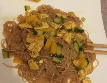 Glasnudelsalat mit Huhn Glasnudelsalat mit Huhn