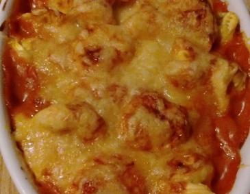 Überbackene Tortellini mit Tomaten-Käse-Sauce Überbackene Tortellini mit Tomaten-Käse-Sauce