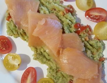 Räucherlachs auf Guacamole Räucherlachs auf Guacamole