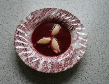 Rote Rüben Suppe mit Krennockerl Rote Rüben Suppe mit Krennockerl