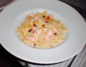 Lachsfilet mit Farfalle an Gin-Rahmsosse Lachsfilet mit Farfalle an Gin-Rahmsosse