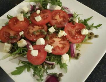 Tomatensalat auf Rucolabett Tomatensalat auf Rucolabett