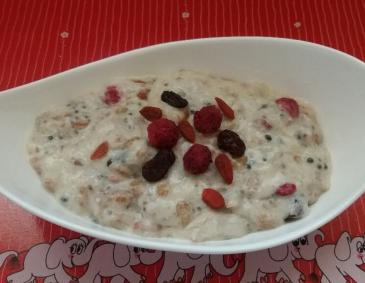Dinkelflockenbrei mit roten Beeren Dinkelflockenbrei mit roten Beeren