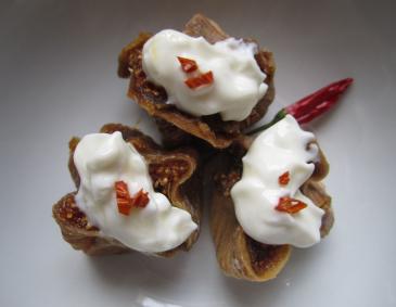 Getrocknete Feigen mit Ziegenkäse und Chili Getrocknete Feigen mit Ziegenkäse und Chili