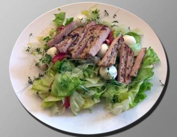 Sommersalat mit Kotelett Sommersalat mit Kotelett
