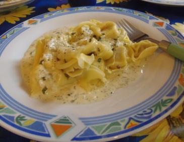 Tortellini in Käse-Schlagobers-Soße Tortellini in Käse-Schlagobers-Soße