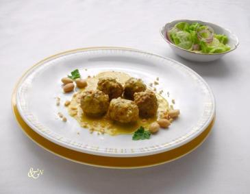 Erdnuss-Fleischbällchen in Currysoße Erdnuss-Fleischbällchen in Currysoße