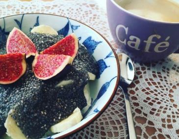 Bananen-Joghurt mit Chiaspiegel und Feigen Bananen-Joghurt mit Chiaspiegel und Feigen