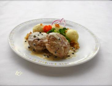 Fleischlaberl mit Pfeffersauce Fleischlaberl mit Pfeffersauce
