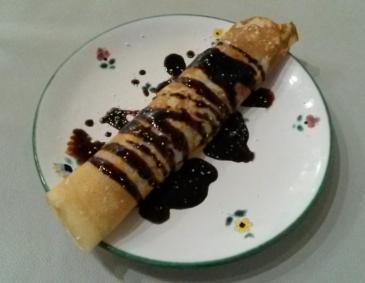 Palatschinken mit Nussfüllung und Schokosauce Palatschinken mit Nussfüllung und Schokosauce
