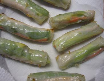 Reispapier-Rollen mit Gemüse und Huhn Reispapier-Rollen mit Gemüse und Huhn
