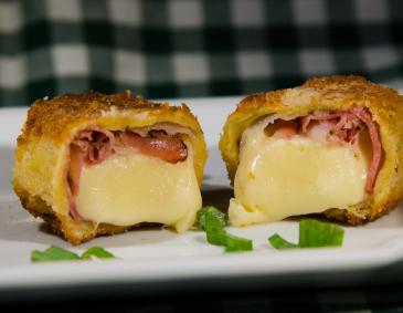 Käse im Speckmantel Käse im Speckmantel