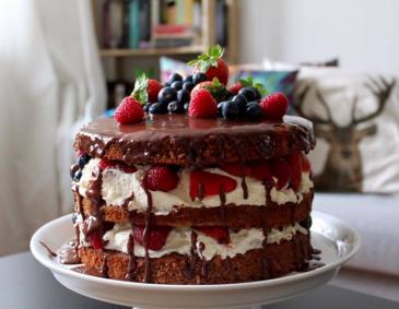 Naked Cake mit Mascarponecreme und Früchten Naked Cake mit Mascarponecreme und Früchten