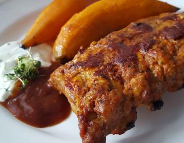 Marinierte Spare Ribs mit BBQ- und Kressesauce Marinierte Spare Ribs mit BBQ- und Kressesauce