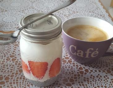 Erdbeer-Bananenjoghurt mit Chiasamen im Glas Erdbeer-Bananenjoghurt mit Chiasamen im Glas