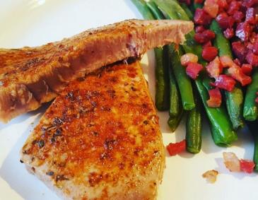 Thunfischsteaks mit Fisolen und Speck Thunfischsteaks mit Fisolen und Speck