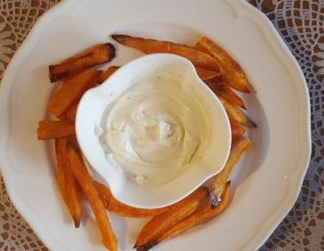 Süßkartoffelpommes mit Frischkäsedip Süßkartoffelpommes mit Frischkäsedip