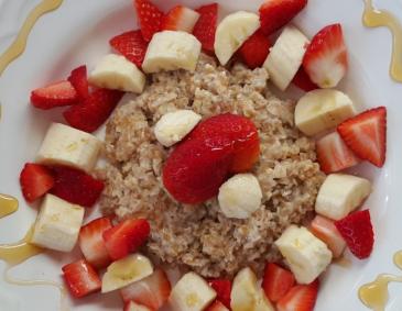 Haferschleim mit frischen Früchten und Honig Haferschleim mit frischen Früchten und Honig