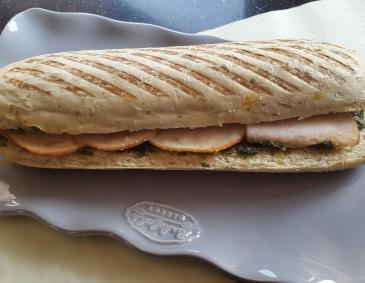 Hähnchenbrust-Panini mit Kräutermayonnaise Hähnchenbrust-Panini mit Kräutermayonnaise