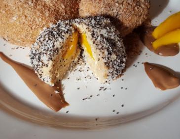 Mango-Mohn-Knödel mit Schoko-Erdnusssauce Mango-Mohn-Knödel mit Schoko-Erdnusssauce