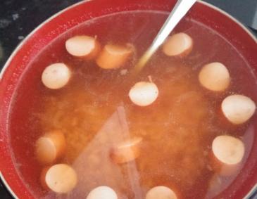 Französische Zwiebelsuppe mit Frankfurter Würstel Französische Zwiebelsuppe mit Frankfurter Würstel