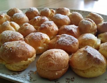 Brandteigkrapferl mit Buttercreme Brandteigkrapferl mit Buttercreme