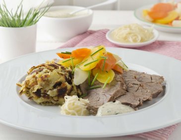 Tafelspitz mit Rösti, Schnittlauchsauce und Apfelkren Tafelspitz mit Rösti, Schnittlauchsauce und Apfelkren