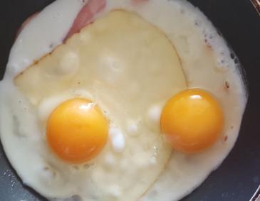 Spiegelei mit Schinken und flüssigem Käsekern Spiegelei mit Schinken und flüssigem Käsekern