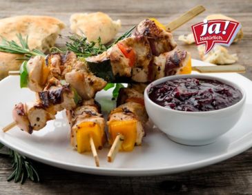 Gegrillte Hühnerspieße mit Kräuter-Grillbrot und Rosmarin-Johannisbeer-Chutney Gegrillte Hühnerspieße mit Kräuter-Grillbrot und Rosmarin-Johannisbeer-Chutney