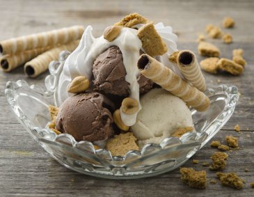 Eisbecher mit Haselnüssen, Joghurt und Keks-Crunch Eisbecher mit Haselnüssen, Joghurt und Keks-Crunch
