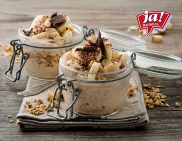 Ahorn-Knusper-Dessert mit Bananensplit-Joghurt, frischen Bananen und Paranüssen