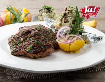 Weidejungrind-Steaks mit Ziegenfrischkäsedip und Ofenerdäpfel Weidejungrind-Steaks mit Ziegenfrischkäsedip und Ofenerdäpfel