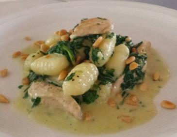 Gnocchi mit Spinat und Hühnerstreifen Gnocchi mit Spinat und Hühnerstreifen