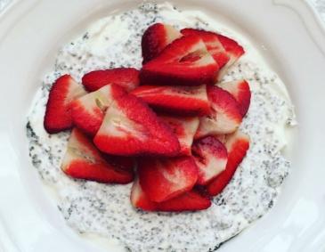 Chiajoghurt mit Erdbeeren Chiajoghurt mit Erdbeeren