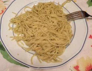 Spaghetti mit Pesto-Käse-Soße Spaghetti mit Pesto-Käse-Soße